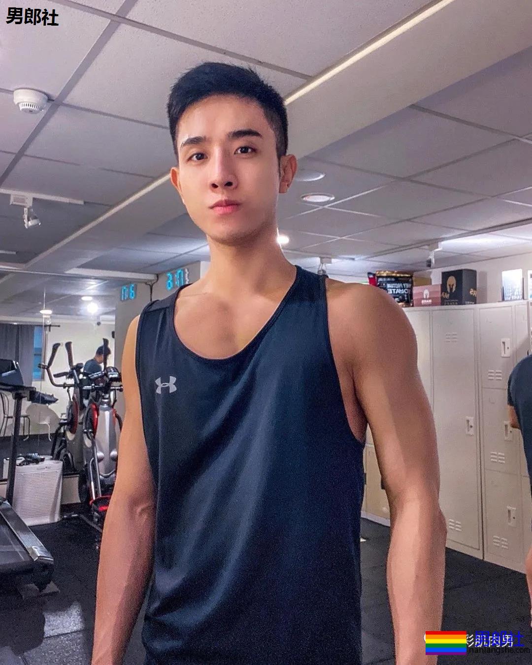 办公室大鼻子正装帅同事,西裤穿的太紧身让人受不了 - 51虹马 办公室大鼻子正装帅同事,西裤穿的太紧身让人受不了 - 51虹马