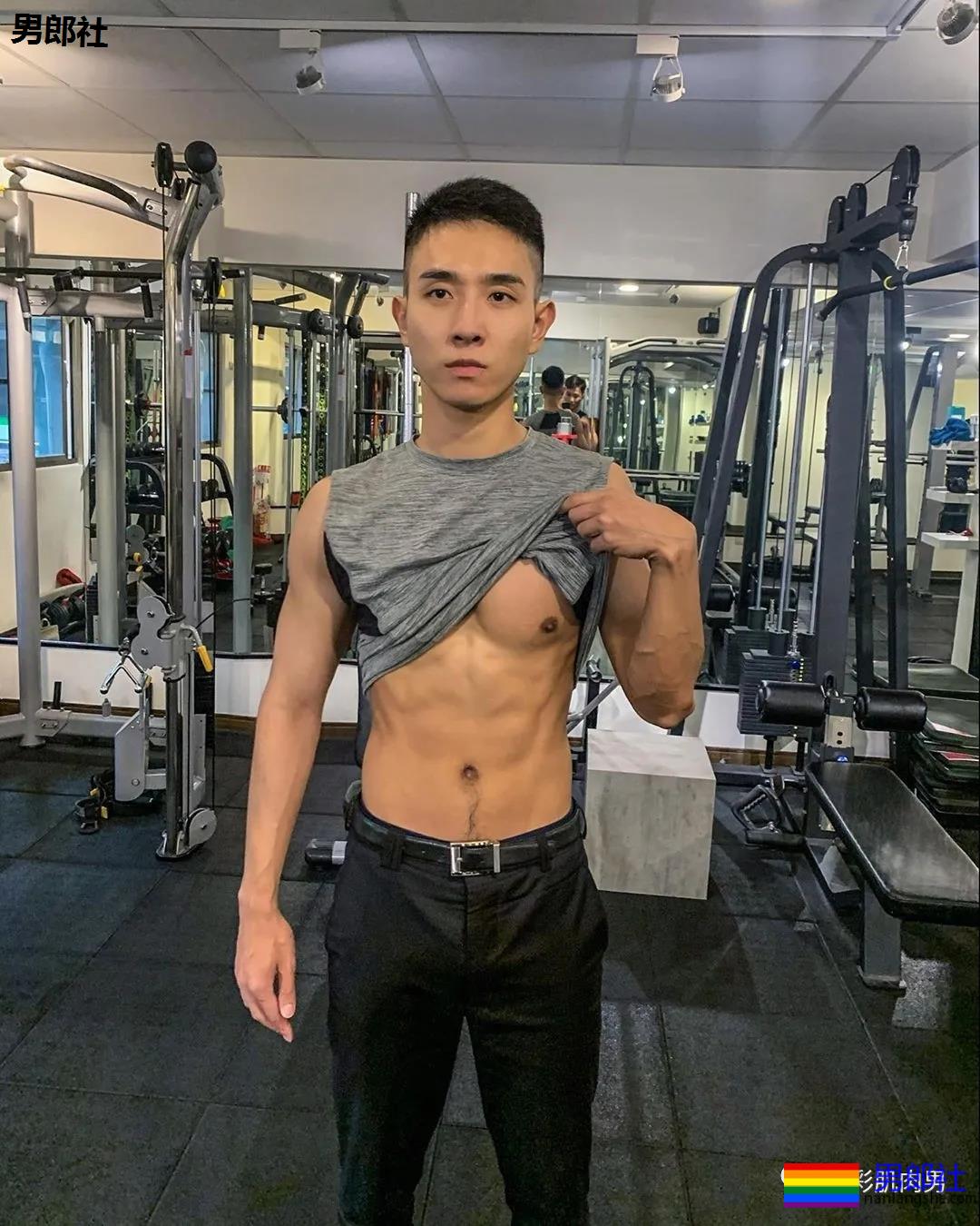 办公室大鼻子正装帅同事,西裤穿的太紧身让人受不了 - 51虹马 办公室大鼻子正装帅同事,西裤穿的太紧身让人受不了 - 51虹马