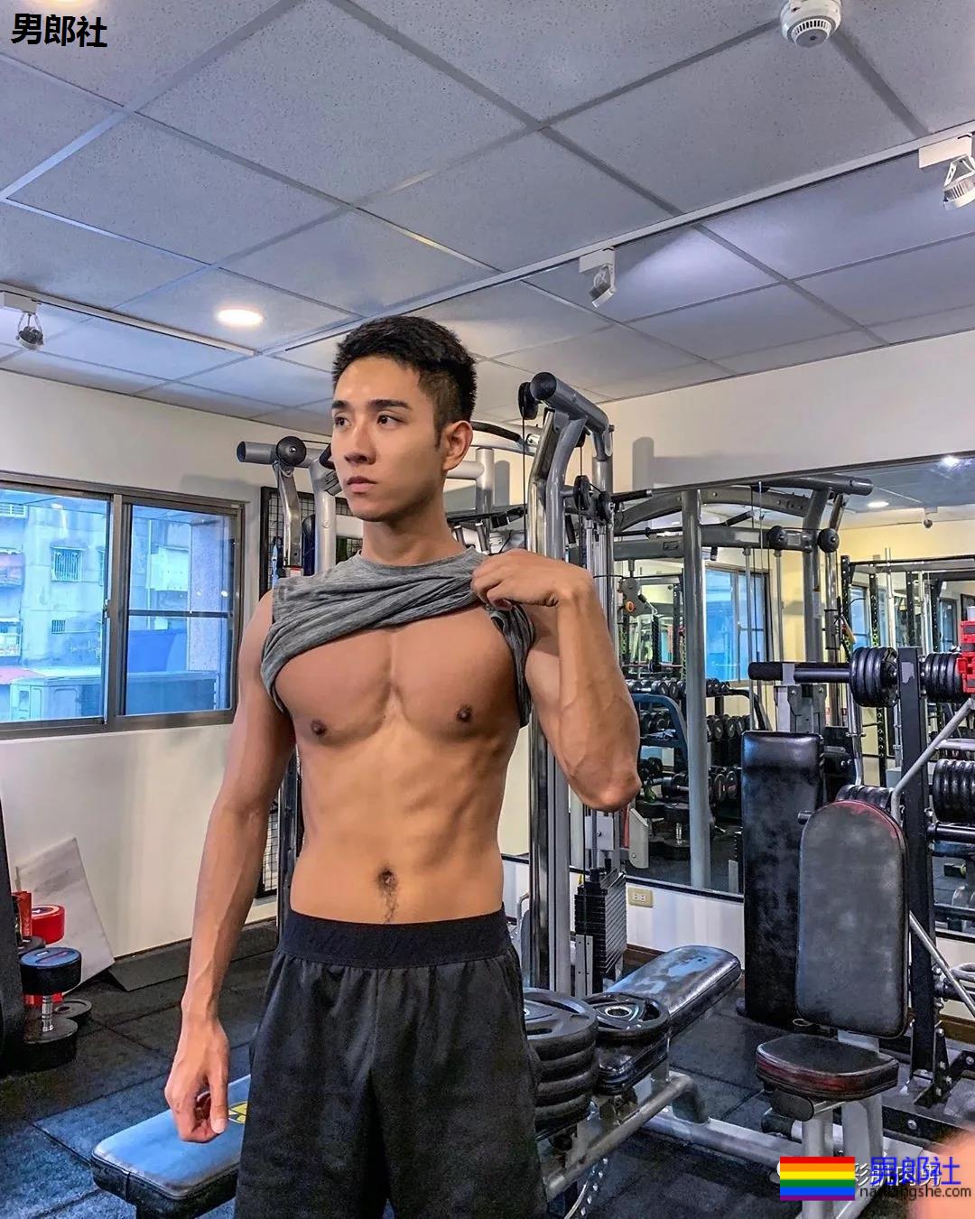 办公室大鼻子正装帅同事,西裤穿的太紧身让人受不了 - 51虹马 办公室大鼻子正装帅同事,西裤穿的太紧身让人受不了 - 51虹马