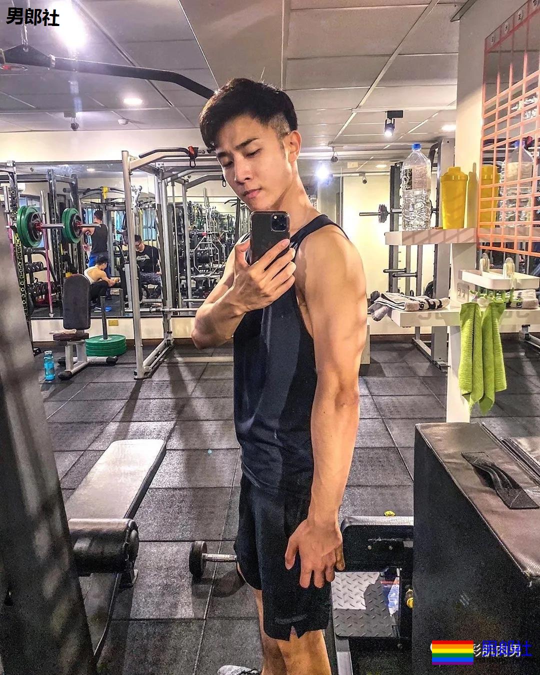 办公室大鼻子正装帅同事,西裤穿的太紧身让人受不了 - 51虹马 办公室大鼻子正装帅同事,西裤穿的太紧身让人受不了 - 51虹马