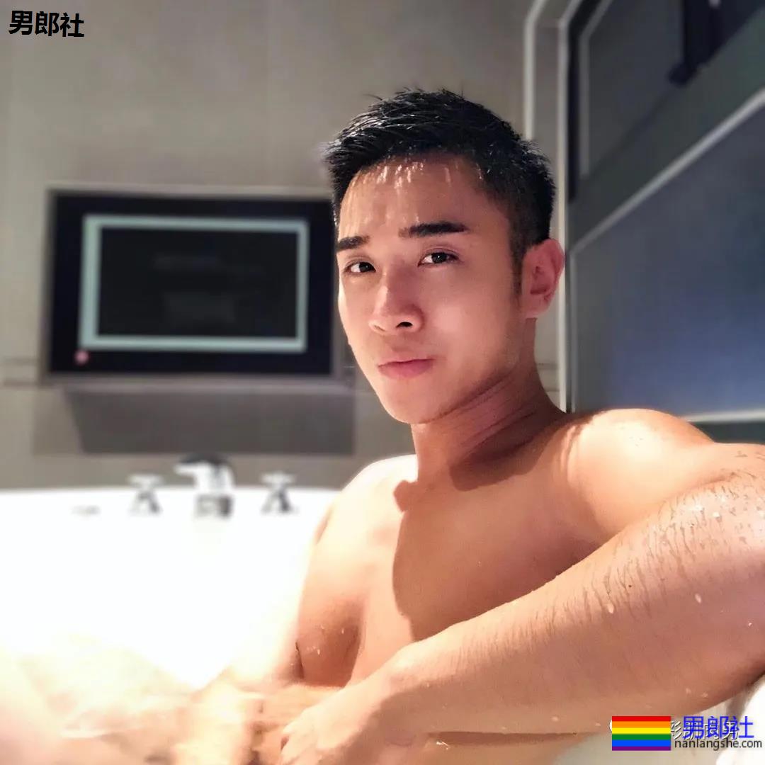 办公室大鼻子正装帅同事,西裤穿的太紧身让人受不了 - 51虹马 办公室大鼻子正装帅同事,西裤穿的太紧身让人受不了 - 51虹马