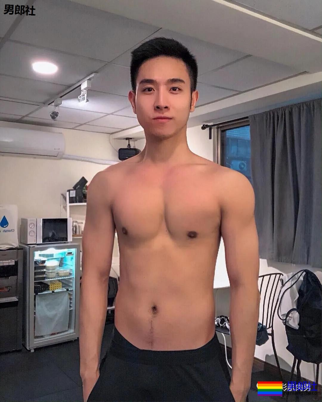 办公室大鼻子正装帅同事,西裤穿的太紧身让人受不了 - 51虹马 办公室大鼻子正装帅同事,西裤穿的太紧身让人受不了 - 51虹马