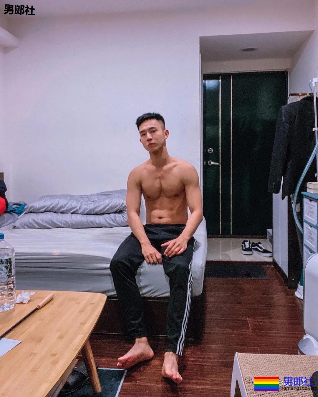 办公室大鼻子正装帅同事,西裤穿的太紧身让人受不了 - 51虹马 办公室大鼻子正装帅同事,西裤穿的太紧身让人受不了 - 51虹马