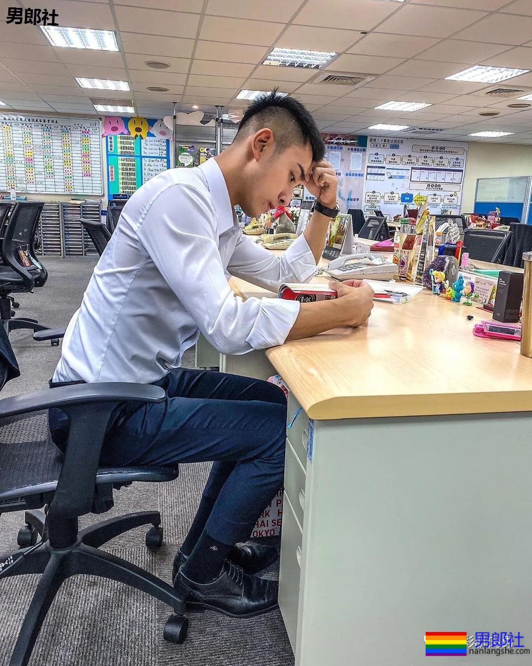 办公室大鼻子正装帅同事,西裤穿的太紧身让人受不了 - 51虹马 办公室大鼻子正装帅同事,西裤穿的太紧身让人受不了 - 51虹马