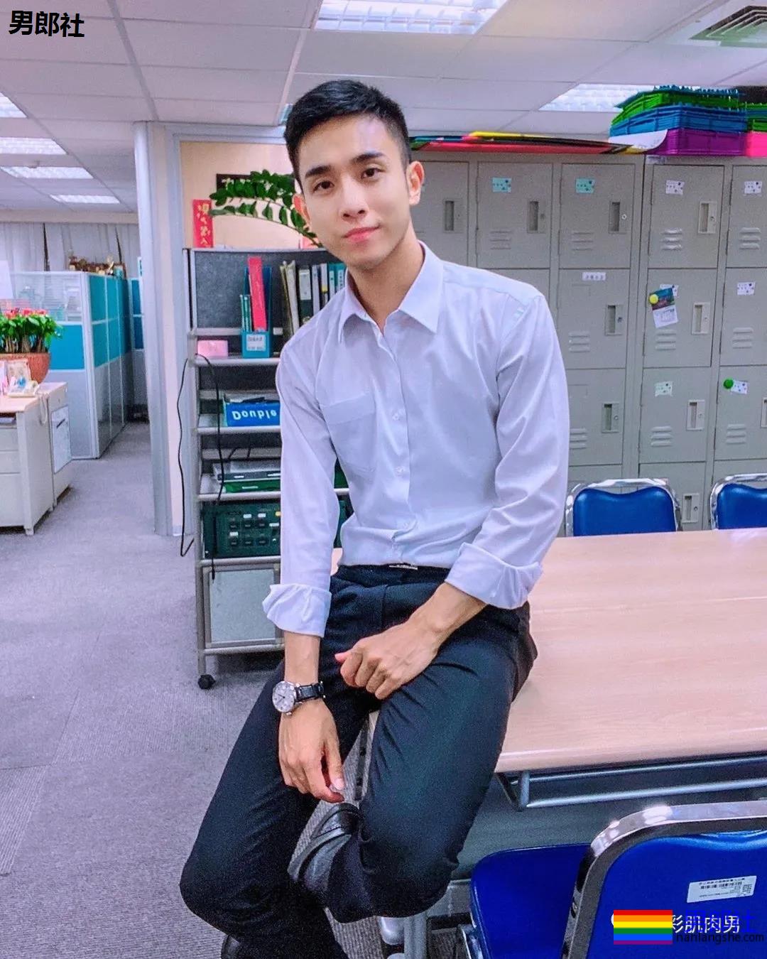 办公室大鼻子正装帅同事,西裤穿的太紧身让人受不了 - 51虹马 办公室大鼻子正装帅同事,西裤穿的太紧身让人受不了 - 51虹马