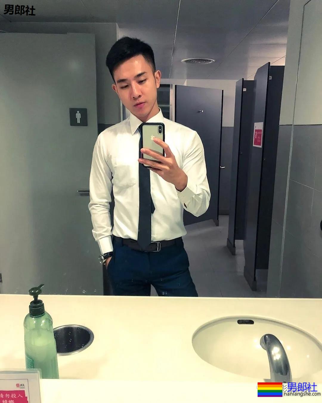 办公室大鼻子正装帅同事,西裤穿的太紧身让人受不了 - 51虹马 办公室大鼻子正装帅同事,西裤穿的太紧身让人受不了 - 51虹马