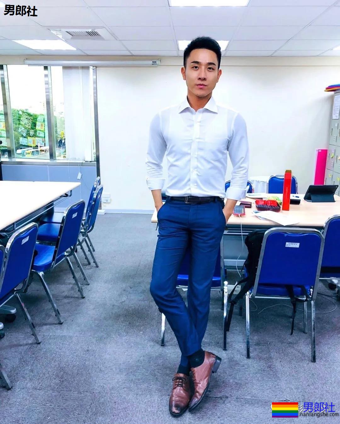 办公室大鼻子正装帅同事,西裤穿的太紧身让人受不了 - 51虹马 办公室大鼻子正装帅同事,西裤穿的太紧身让人受不了 - 51虹马