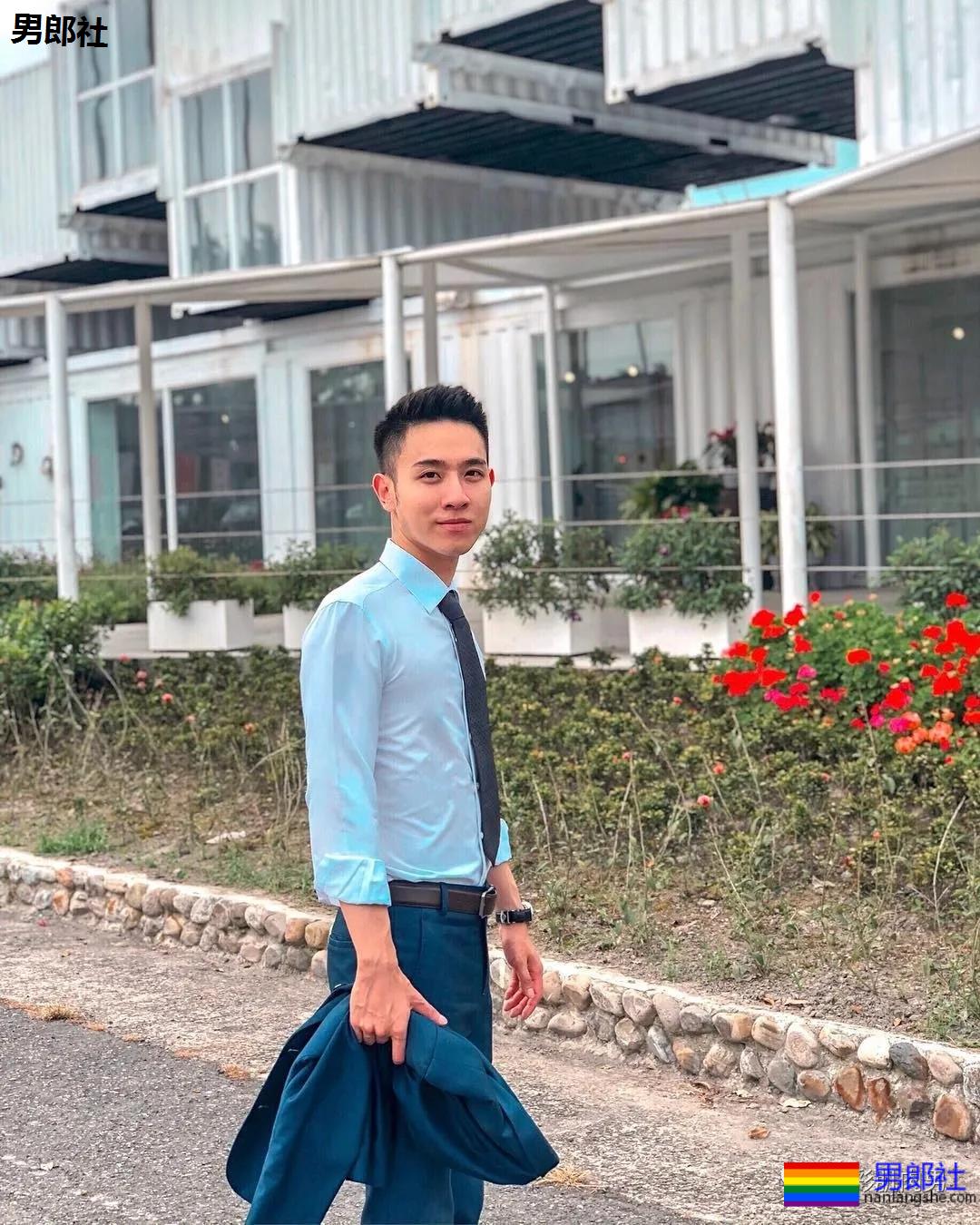 办公室大鼻子正装帅同事,西裤穿的太紧身让人受不了 - 51虹马 办公室大鼻子正装帅同事,西裤穿的太紧身让人受不了 - 51虹马