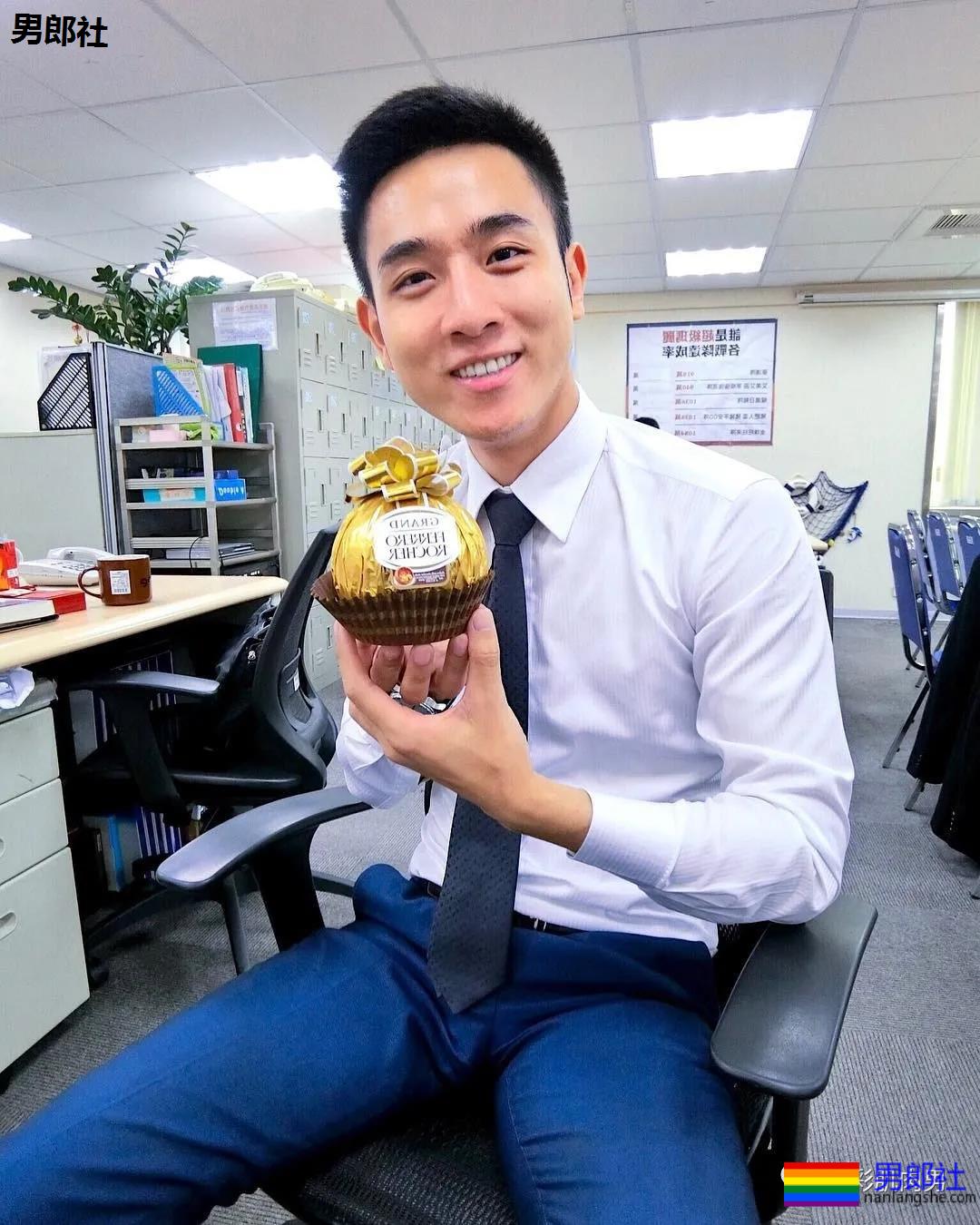 办公室大鼻子正装帅同事,西裤穿的太紧身让人受不了 - 51虹马 办公室大鼻子正装帅同事,西裤穿的太紧身让人受不了 - 51虹马