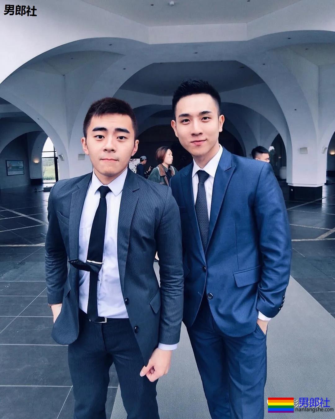 办公室大鼻子正装帅同事,西裤穿的太紧身让人受不了 - 51虹马 办公室大鼻子正装帅同事,西裤穿的太紧身让人受不了 - 51虹马