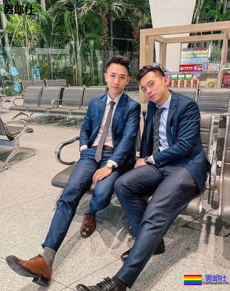 办公室大鼻子正装帅同事,西裤穿的太紧身让人受不了 - 51虹马 办公室大鼻子正装帅同事,西裤穿的太紧身让人受不了 - 51虹马