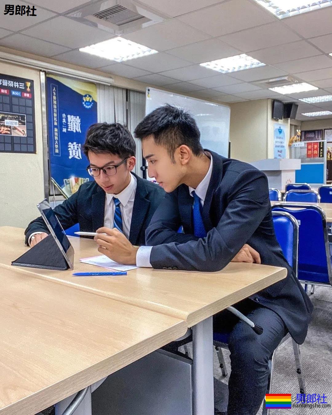 办公室大鼻子正装帅同事,西裤穿的太紧身让人受不了 - 51虹马 办公室大鼻子正装帅同事,西裤穿的太紧身让人受不了 - 51虹马