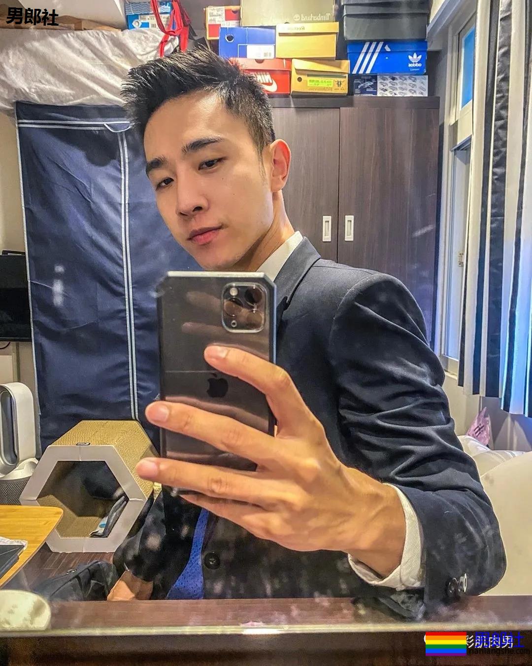 办公室大鼻子正装帅同事,西裤穿的太紧身让人受不了 - 51虹马 办公室大鼻子正装帅同事,西裤穿的太紧身让人受不了 - 51虹马