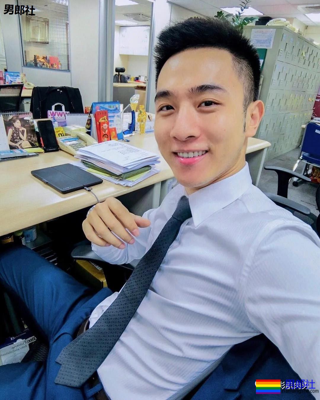 办公室大鼻子正装帅同事,西裤穿的太紧身让人受不了 - 51虹马 办公室大鼻子正装帅同事,西裤穿的太紧身让人受不了 - 51虹马