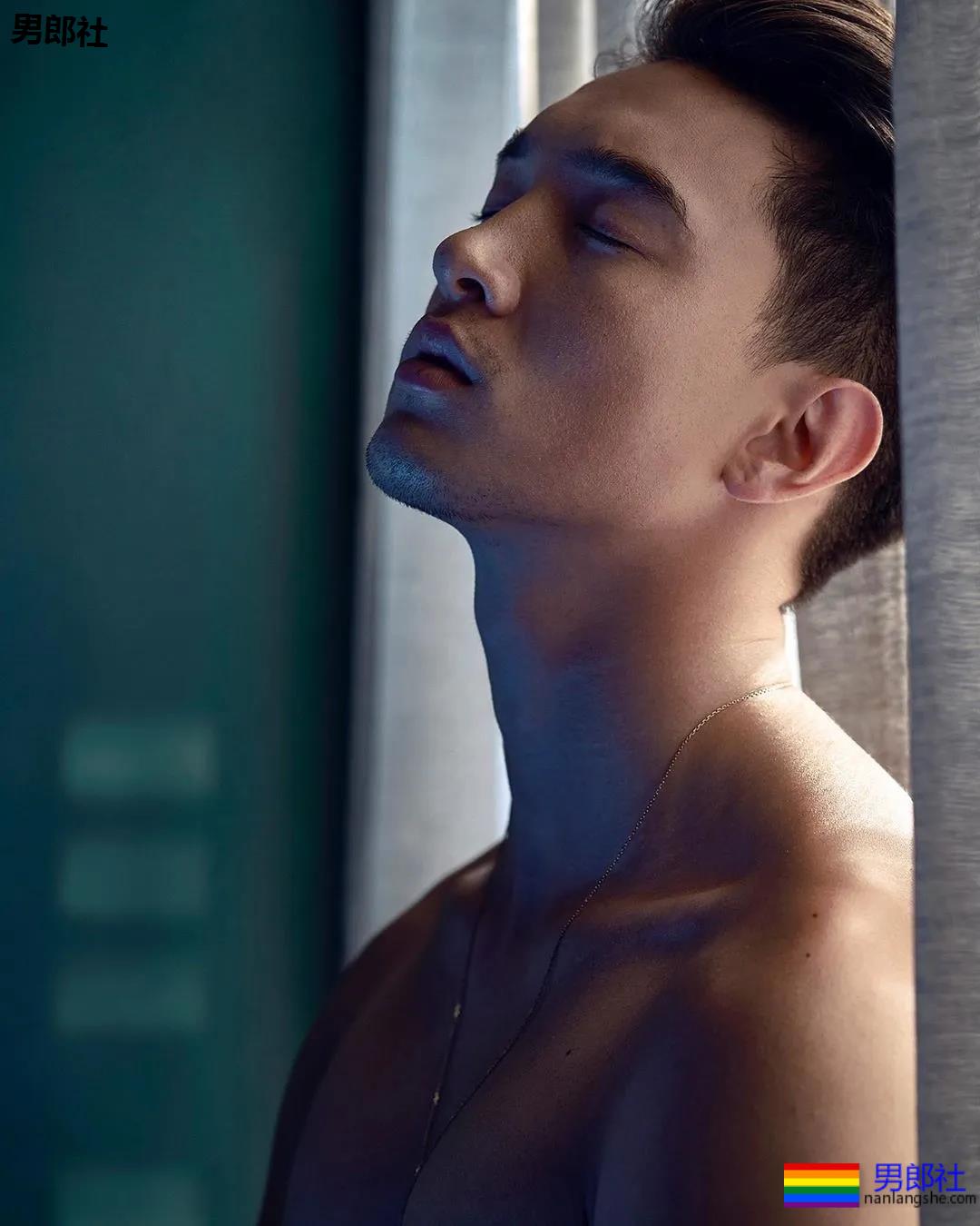 樊野家肌肉男模短裤坐姿照被疯传,长腿腹肌腱子肉被盯上! - 51虹马 樊野家肌肉男模短裤坐姿照被疯传,长腿腹肌腱子肉被盯上! - 51虹马