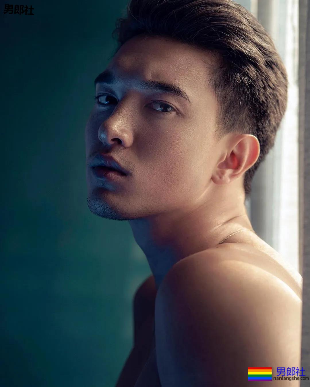 樊野家肌肉男模短裤坐姿照被疯传,长腿腹肌腱子肉被盯上! - 51虹马 樊野家肌肉男模短裤坐姿照被疯传,长腿腹肌腱子肉被盯上! - 51虹马