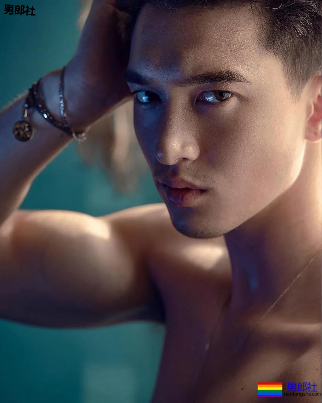 樊野家肌肉男模短裤坐姿照被疯传,长腿腹肌腱子肉被盯上! - 51虹马 樊野家肌肉男模短裤坐姿照被疯传,长腿腹肌腱子肉被盯上! - 51虹马