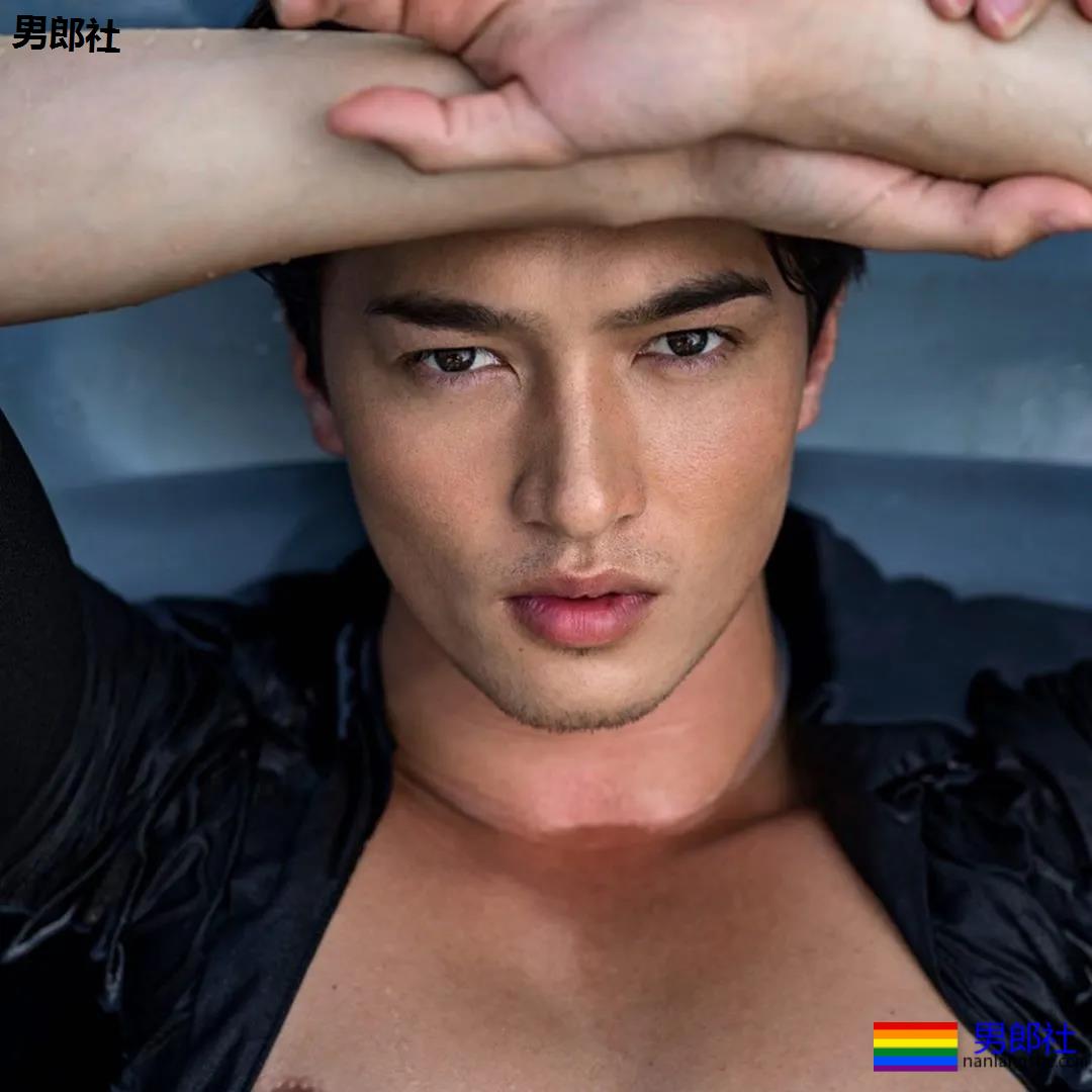 樊野家肌肉男模短裤坐姿照被疯传,长腿腹肌腱子肉被盯上! - 51虹马 樊野家肌肉男模短裤坐姿照被疯传,长腿腹肌腱子肉被盯上! - 51虹马