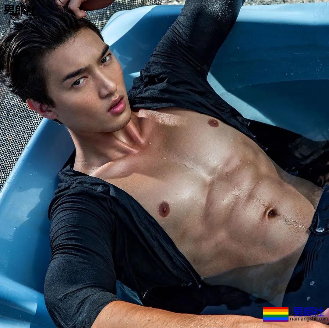 樊野家肌肉男模短裤坐姿照被疯传,长腿腹肌腱子肉被盯上! - 51虹马 樊野家肌肉男模短裤坐姿照被疯传,长腿腹肌腱子肉被盯上! - 51虹马