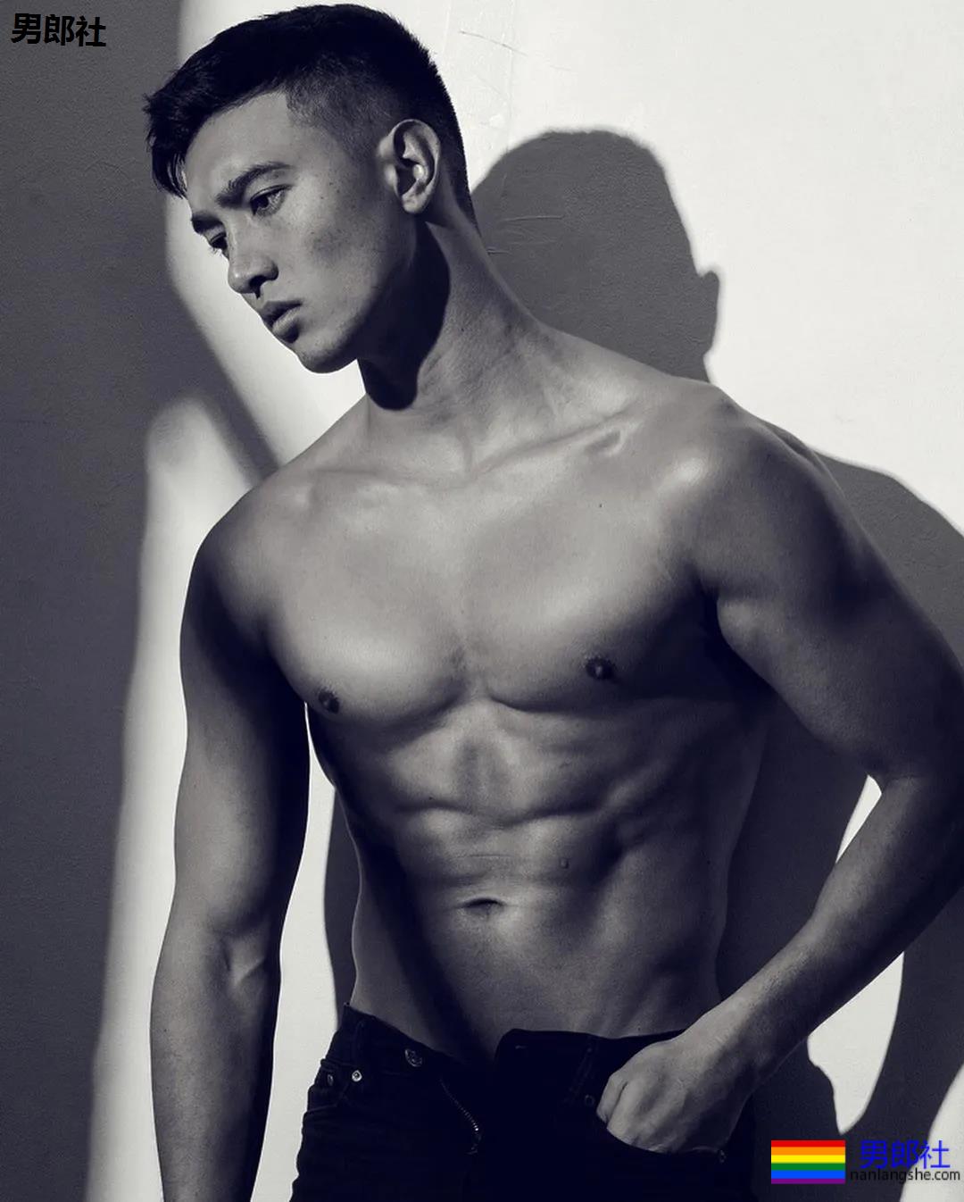 樊野家肌肉男模短裤坐姿照被疯传,长腿腹肌腱子肉被盯上! - 51虹马 樊野家肌肉男模短裤坐姿照被疯传,长腿腹肌腱子肉被盯上! - 51虹马