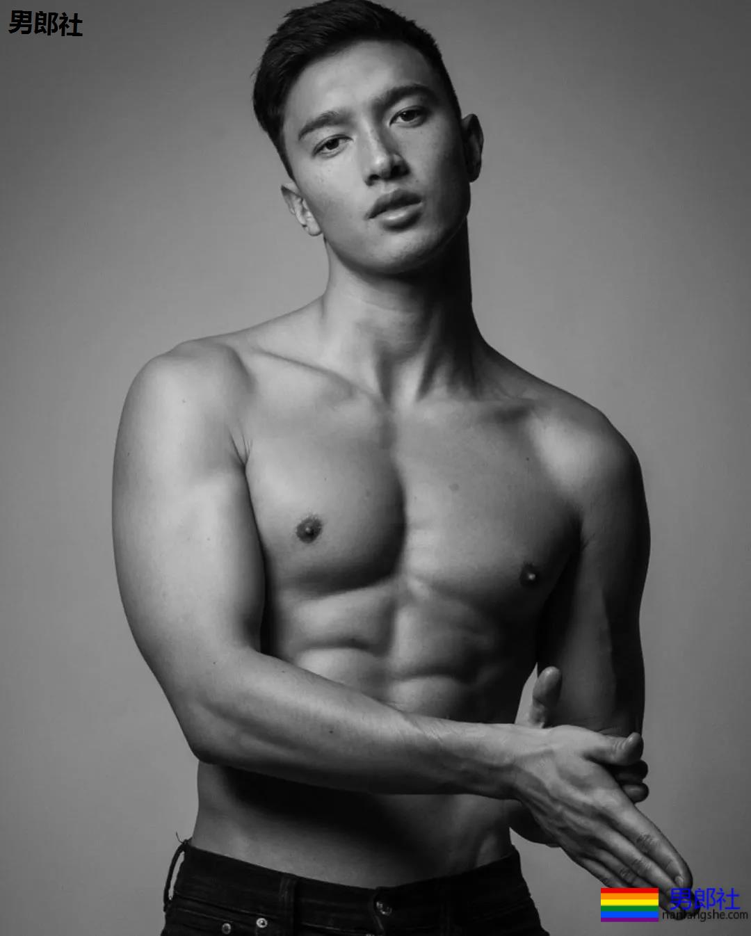 樊野家肌肉男模短裤坐姿照被疯传,长腿腹肌腱子肉被盯上! - 51虹马 樊野家肌肉男模短裤坐姿照被疯传,长腿腹肌腱子肉被盯上! - 51虹马