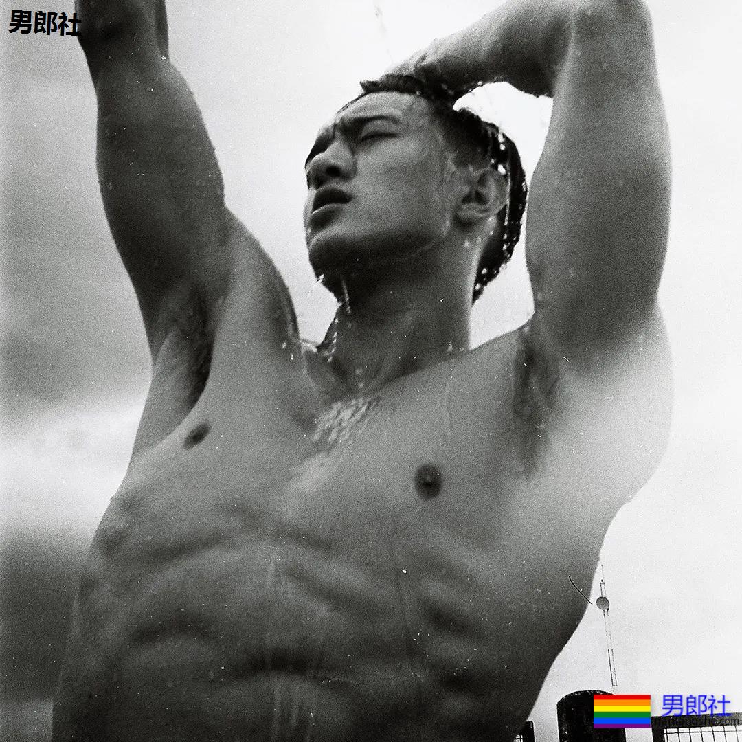 樊野家肌肉男模短裤坐姿照被疯传,长腿腹肌腱子肉被盯上! - 51虹马 樊野家肌肉男模短裤坐姿照被疯传,长腿腹肌腱子肉被盯上! - 51虹马