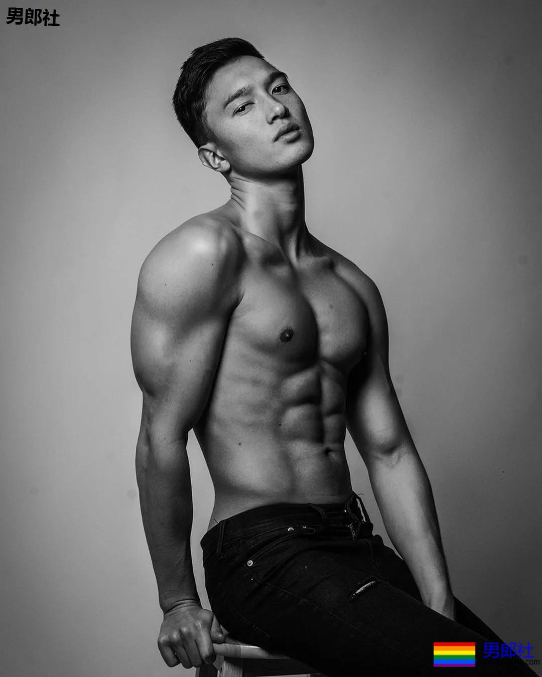 樊野家肌肉男模短裤坐姿照被疯传,长腿腹肌腱子肉被盯上! - 51虹马 樊野家肌肉男模短裤坐姿照被疯传,长腿腹肌腱子肉被盯上! - 51虹马