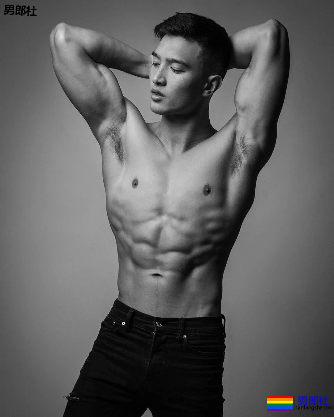 樊野家肌肉男模短裤坐姿照被疯传,长腿腹肌腱子肉被盯上! - 51虹马 樊野家肌肉男模短裤坐姿照被疯传,长腿腹肌腱子肉被盯上! - 51虹马