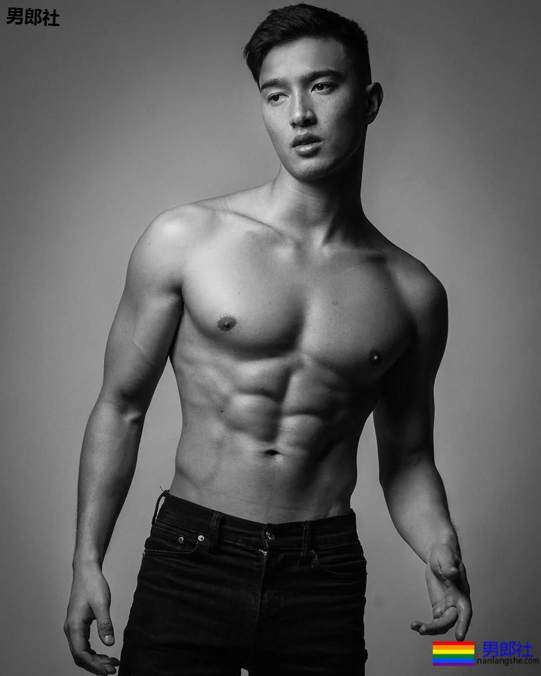 樊野家肌肉男模短裤坐姿照被疯传,长腿腹肌腱子肉被盯上! - 51虹马 樊野家肌肉男模短裤坐姿照被疯传,长腿腹肌腱子肉被盯上! - 51虹马