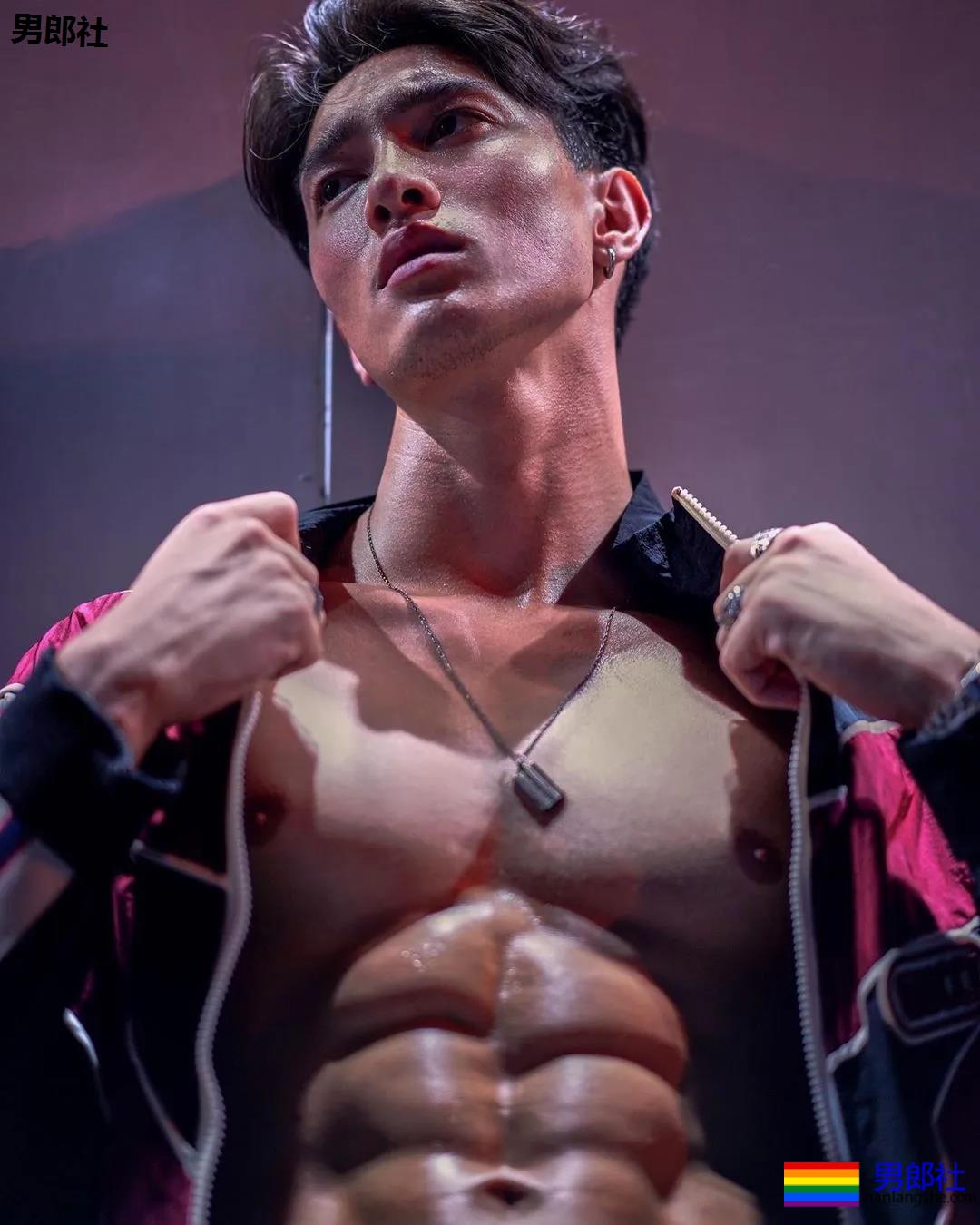 樊野家肌肉男模短裤坐姿照被疯传,长腿腹肌腱子肉被盯上! - 51虹马 樊野家肌肉男模短裤坐姿照被疯传,长腿腹肌腱子肉被盯上! - 51虹马