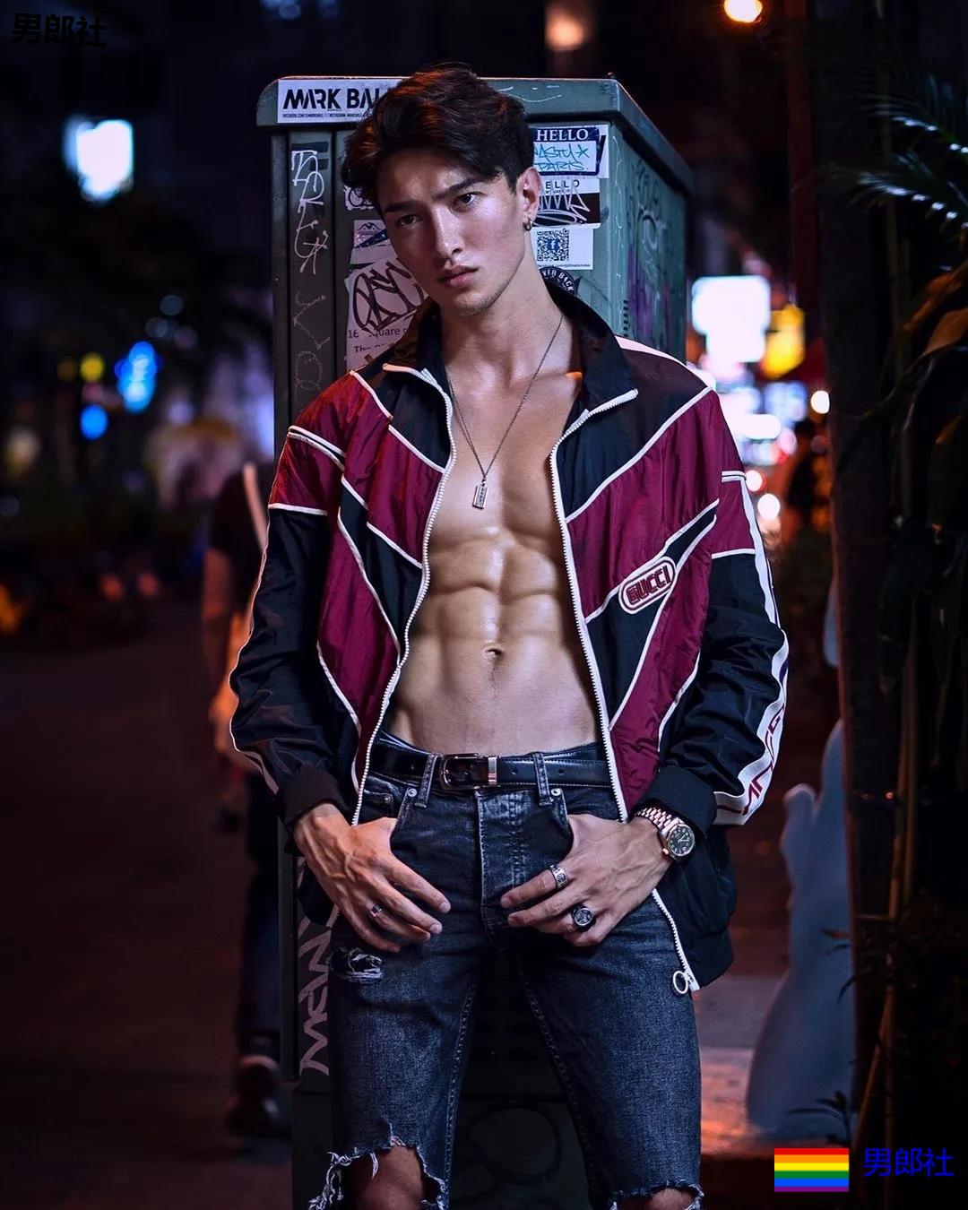 樊野家肌肉男模短裤坐姿照被疯传,长腿腹肌腱子肉被盯上! - 51虹马 樊野家肌肉男模短裤坐姿照被疯传,长腿腹肌腱子肉被盯上! - 51虹马