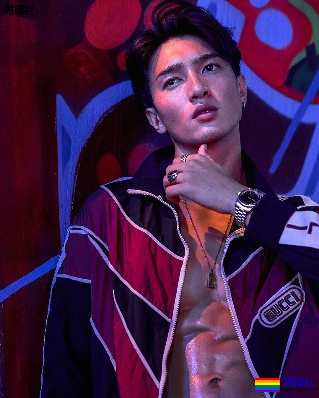 樊野家肌肉男模短裤坐姿照被疯传,长腿腹肌腱子肉被盯上! - 51虹马 樊野家肌肉男模短裤坐姿照被疯传,长腿腹肌腱子肉被盯上! - 51虹马