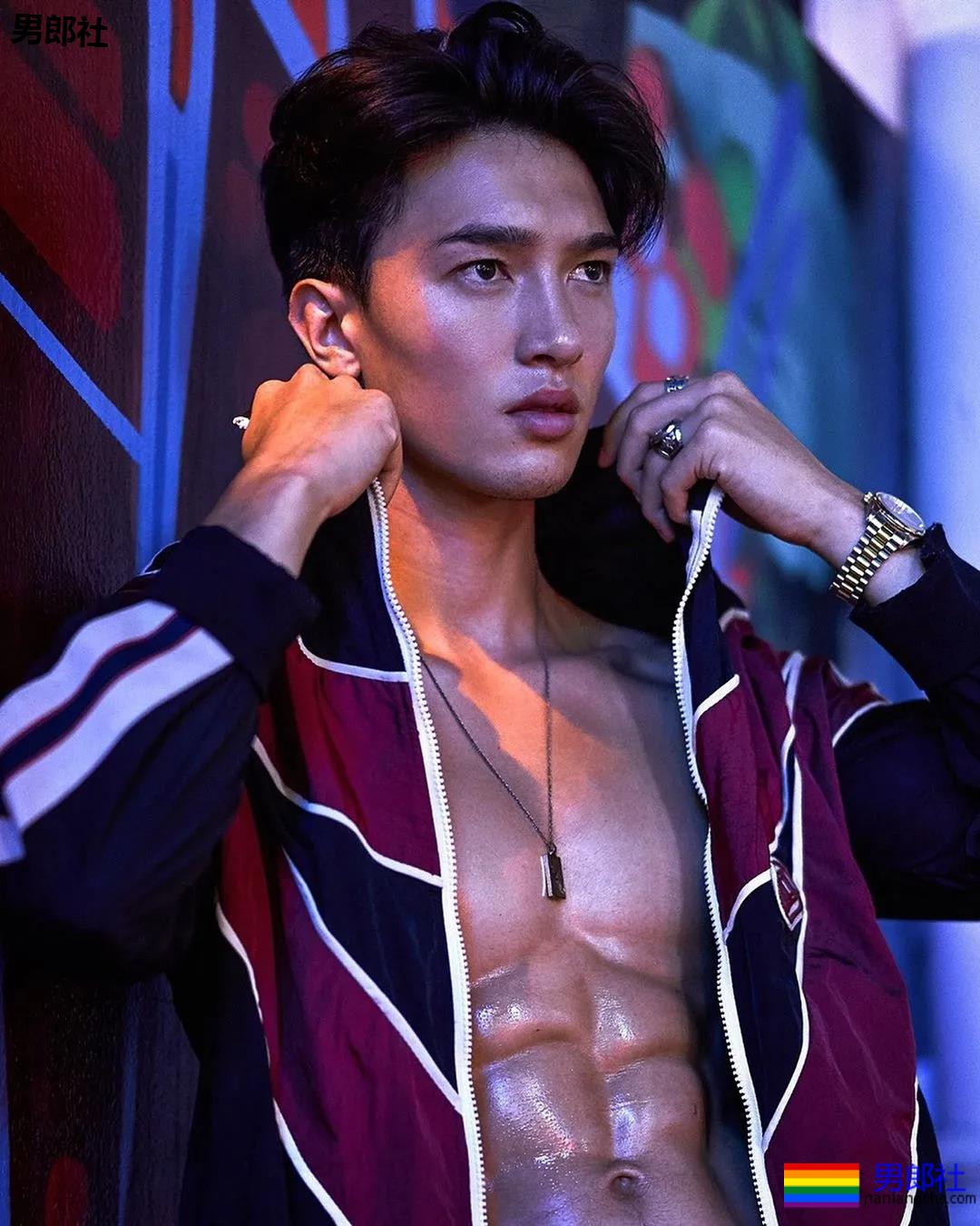 樊野家肌肉男模短裤坐姿照被疯传,长腿腹肌腱子肉被盯上! - 51虹马 樊野家肌肉男模短裤坐姿照被疯传,长腿腹肌腱子肉被盯上! - 51虹马