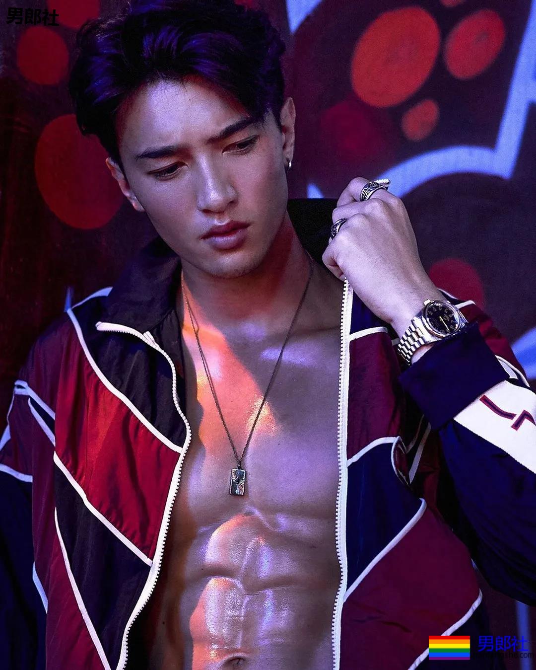 樊野家肌肉男模短裤坐姿照被疯传,长腿腹肌腱子肉被盯上! - 51虹马 樊野家肌肉男模短裤坐姿照被疯传,长腿腹肌腱子肉被盯上! - 51虹马