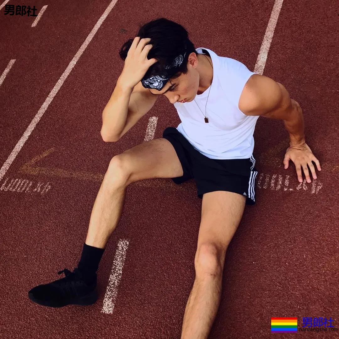 樊野家肌肉男模短裤坐姿照被疯传,长腿腹肌腱子肉被盯上! - 51虹马 樊野家肌肉男模短裤坐姿照被疯传,长腿腹肌腱子肉被盯上! - 51虹马