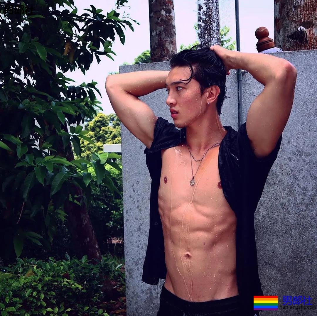 樊野家肌肉男模短裤坐姿照被疯传,长腿腹肌腱子肉被盯上! - 51虹马 樊野家肌肉男模短裤坐姿照被疯传,长腿腹肌腱子肉被盯上! - 51虹马