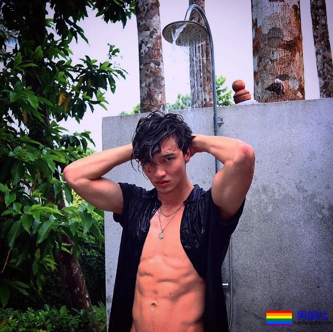 樊野家肌肉男模短裤坐姿照被疯传,长腿腹肌腱子肉被盯上! - 51虹马 樊野家肌肉男模短裤坐姿照被疯传,长腿腹肌腱子肉被盯上! - 51虹马