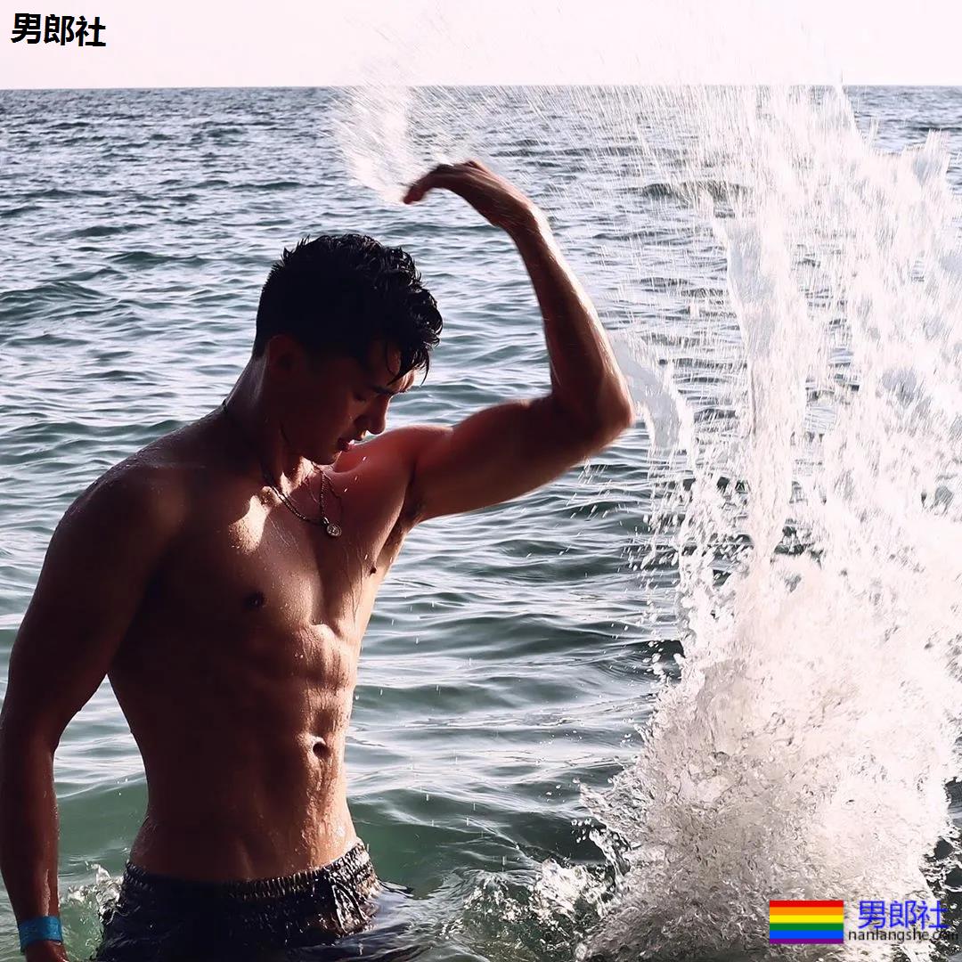 樊野家肌肉男模短裤坐姿照被疯传,长腿腹肌腱子肉被盯上! - 51虹马 樊野家肌肉男模短裤坐姿照被疯传,长腿腹肌腱子肉被盯上! - 51虹马