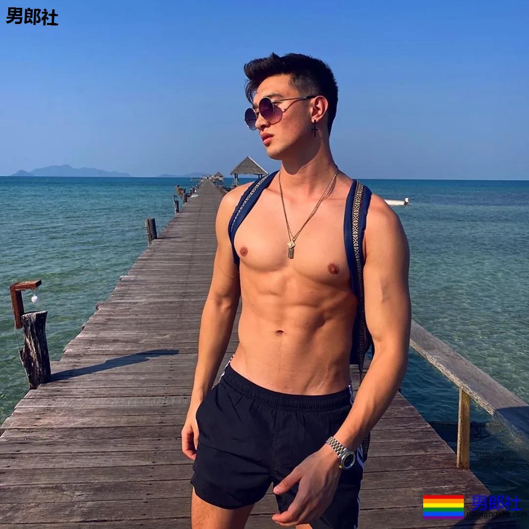 樊野家肌肉男模短裤坐姿照被疯传,长腿腹肌腱子肉被盯上! - 51虹马 樊野家肌肉男模短裤坐姿照被疯传,长腿腹肌腱子肉被盯上! - 51虹马