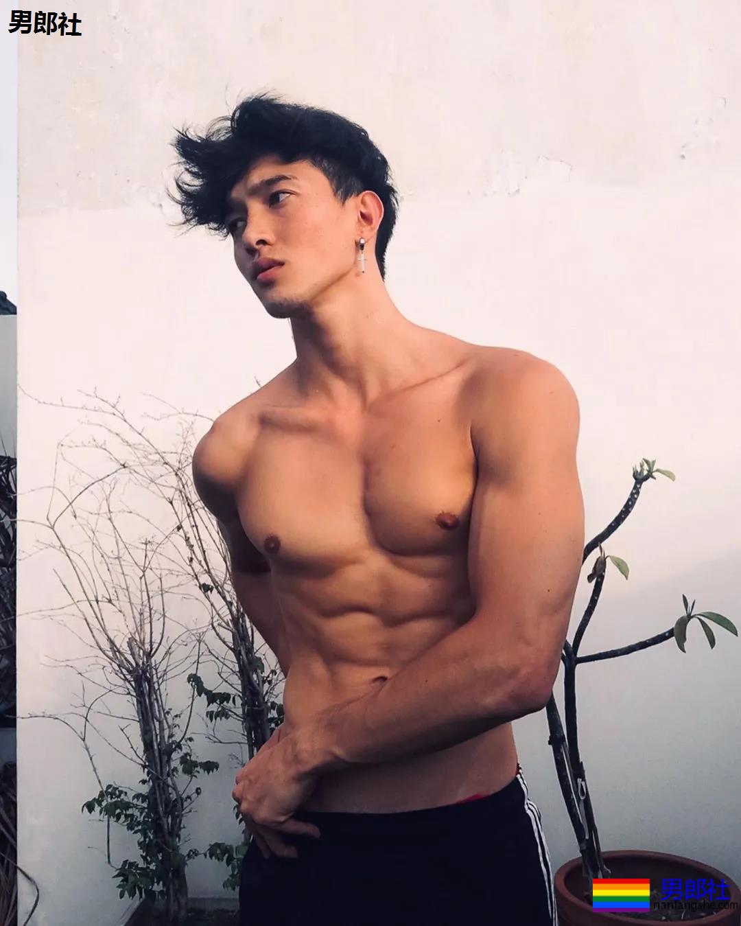 樊野家肌肉男模短裤坐姿照被疯传,长腿腹肌腱子肉被盯上! - 51虹马 樊野家肌肉男模短裤坐姿照被疯传,长腿腹肌腱子肉被盯上! - 51虹马