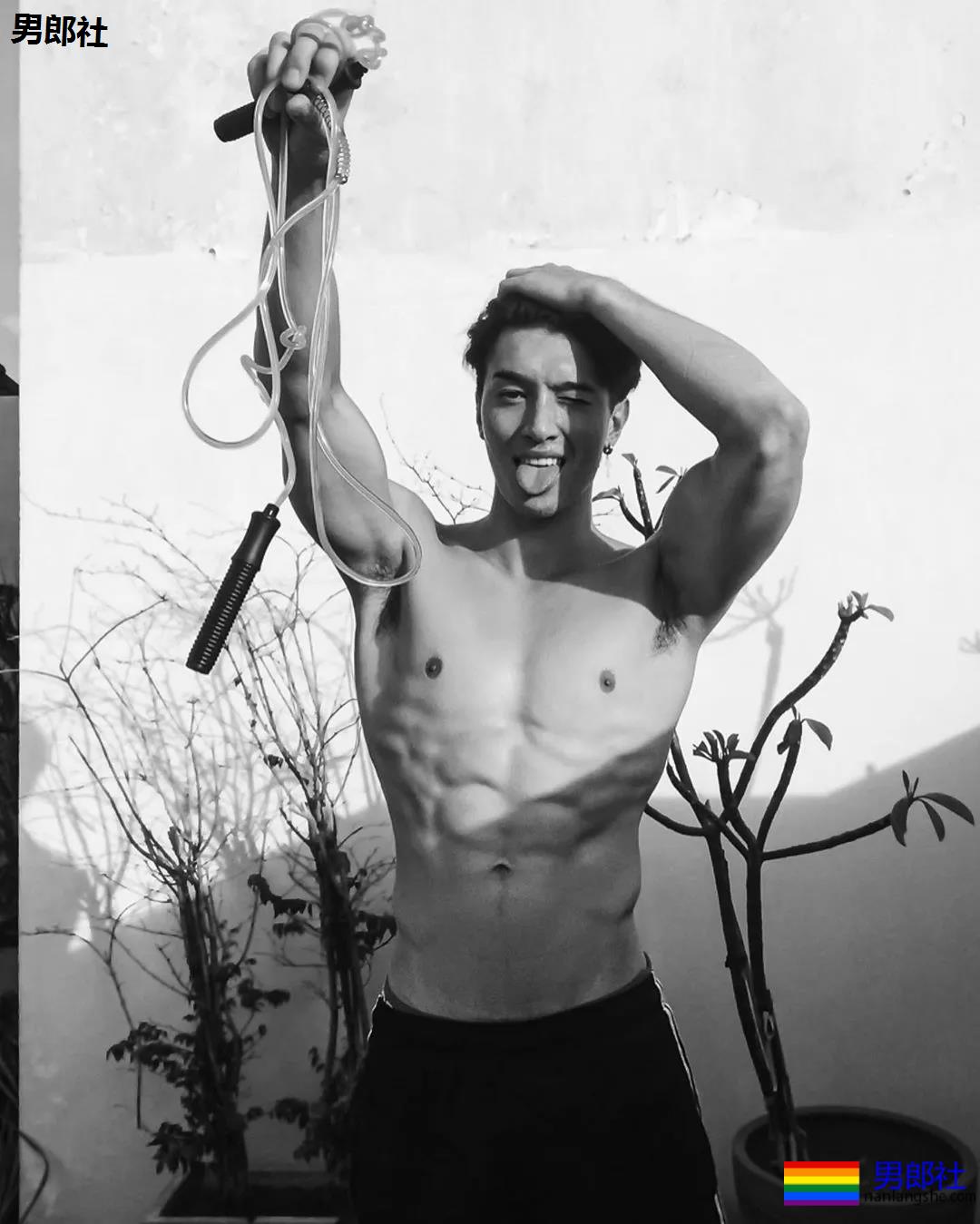 樊野家肌肉男模短裤坐姿照被疯传,长腿腹肌腱子肉被盯上! - 51虹马 樊野家肌肉男模短裤坐姿照被疯传,长腿腹肌腱子肉被盯上! - 51虹马