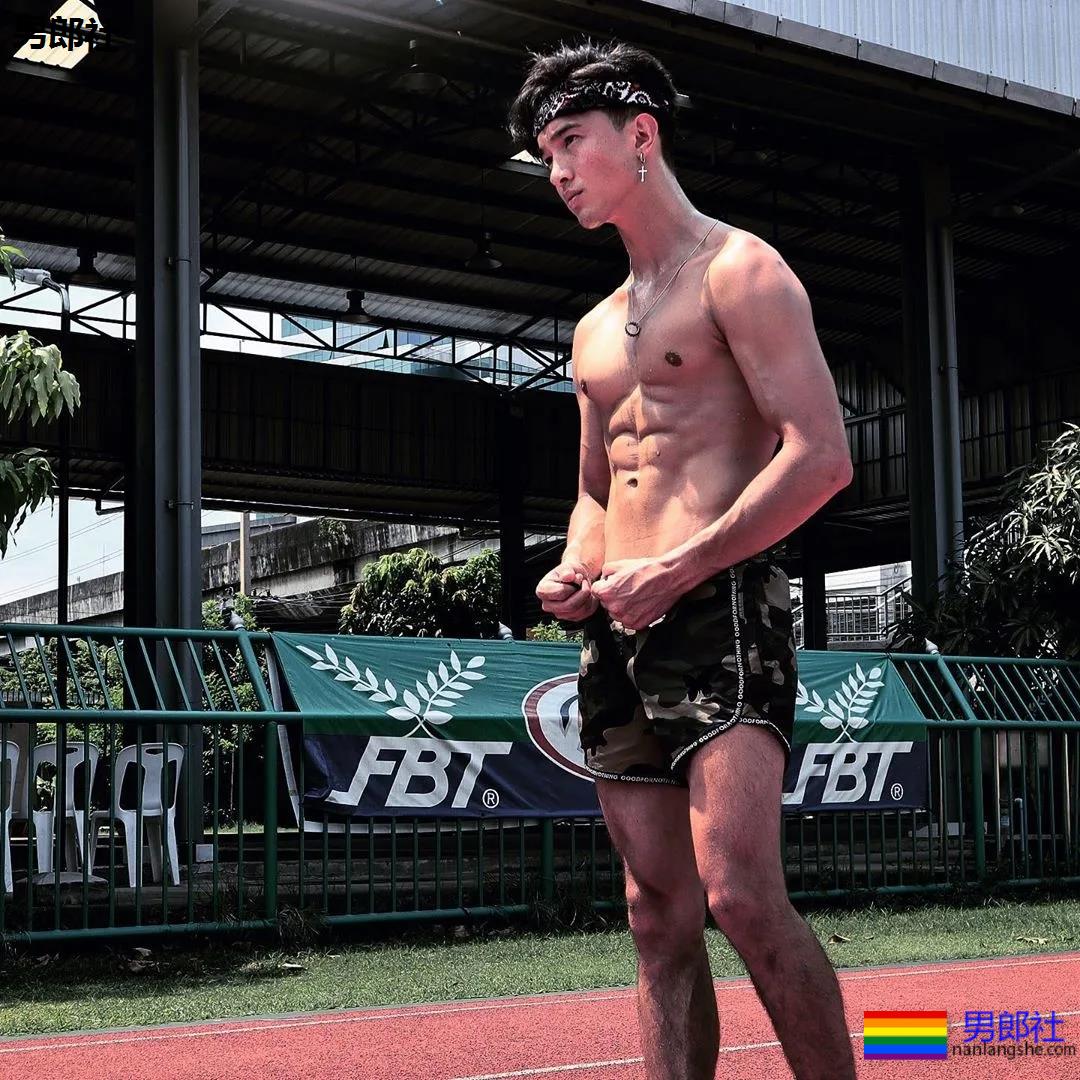 樊野家肌肉男模短裤坐姿照被疯传,长腿腹肌腱子肉被盯上! - 51虹马 樊野家肌肉男模短裤坐姿照被疯传,长腿腹肌腱子肉被盯上! - 51虹马