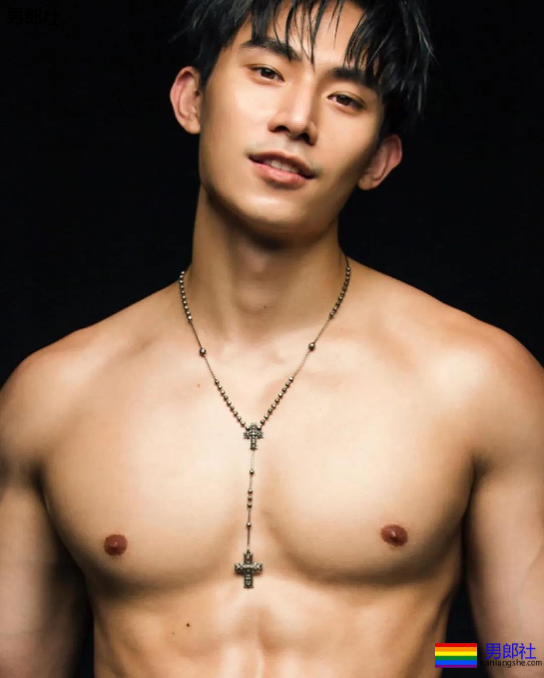 大鼻子肌肉小狼狗被摄影师带回家，超凶腹肌公狗腰A爆了！-51虹马