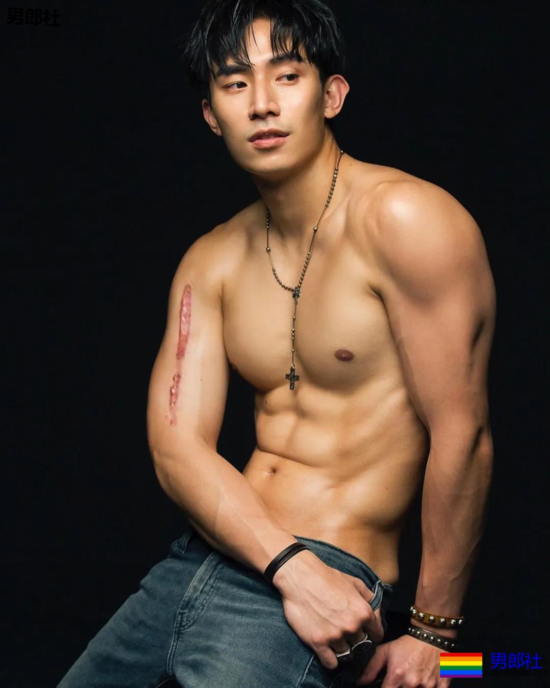 大鼻子肌肉小狼狗被摄影师带回家，超凶腹肌公狗腰A爆了！ - 51虹马