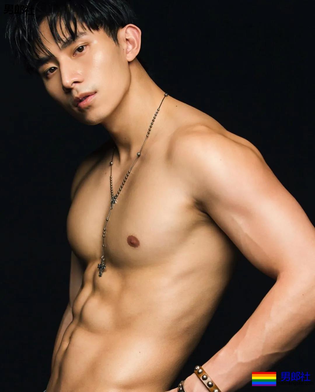 大鼻子肌肉小狼狗被摄影师带回家，超凶腹肌公狗腰A爆了！ - 51虹马