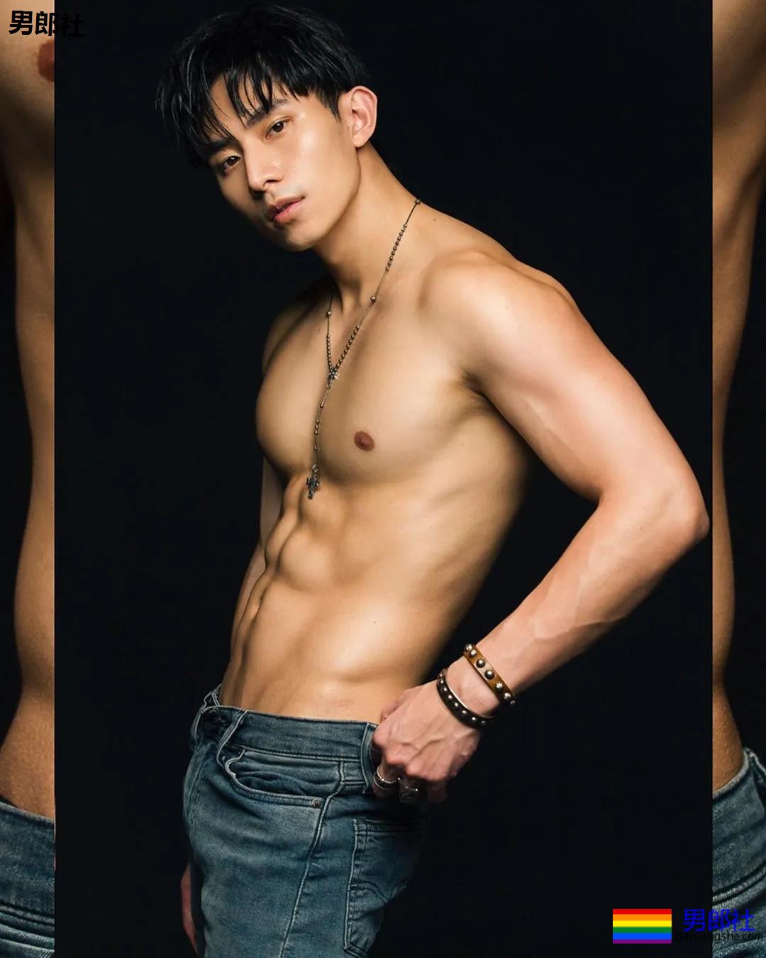 大鼻子肌肉小狼狗被摄影师带回家，超凶腹肌公狗腰A爆了！ - 51虹马