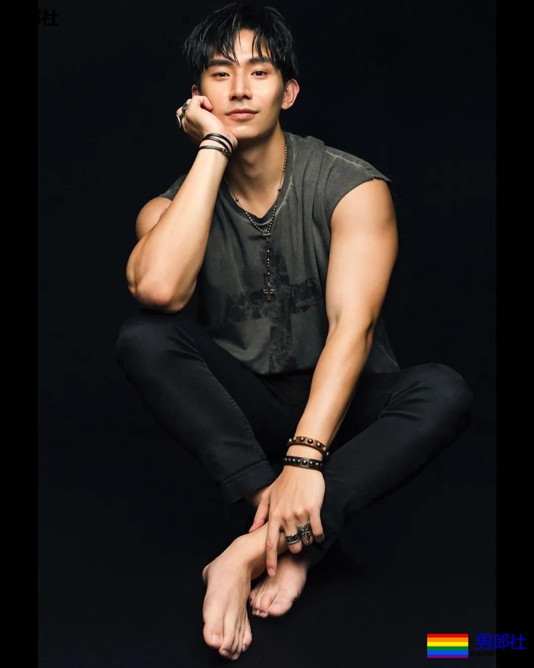 大鼻子肌肉小狼狗被摄影师带回家，超凶腹肌公狗腰A爆了！ - 51虹马