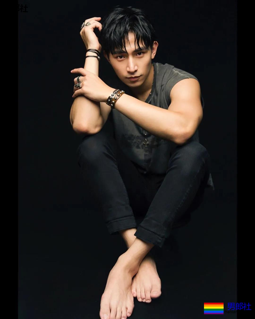 大鼻子肌肉小狼狗被摄影师带回家，超凶腹肌公狗腰A爆了！ - 51虹马