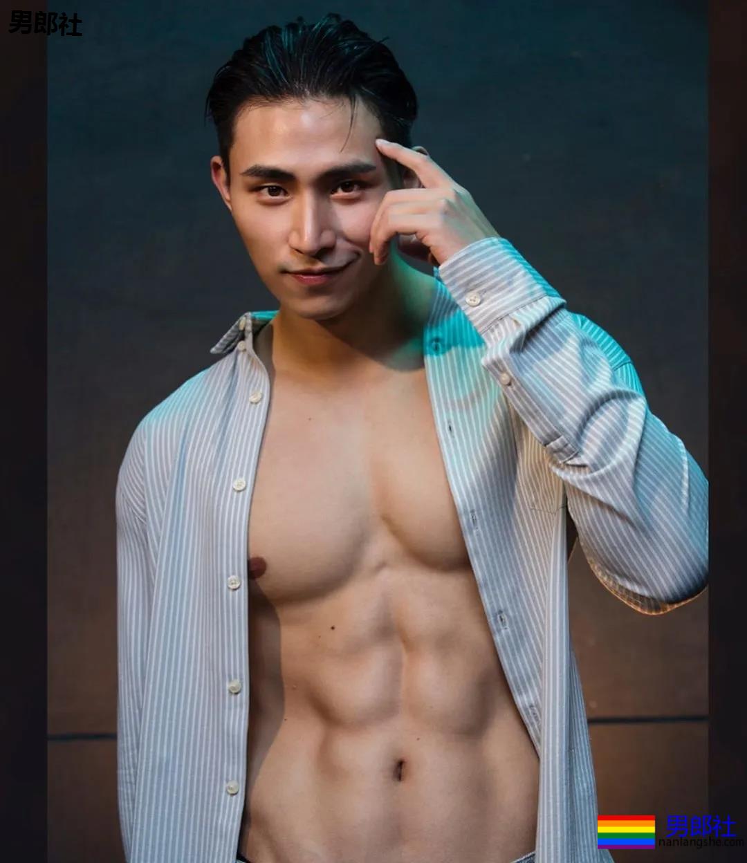 大鼻子肌肉小狼狗被摄影师带回家，超凶腹肌公狗腰A爆了！ - 51虹马