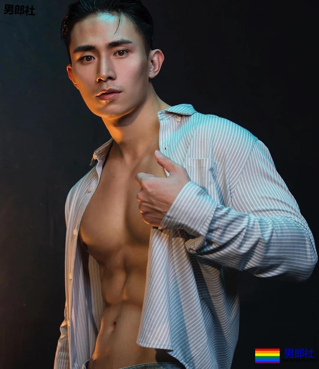 大鼻子肌肉小狼狗被摄影师带回家，超凶腹肌公狗腰A爆了！ - 51虹马